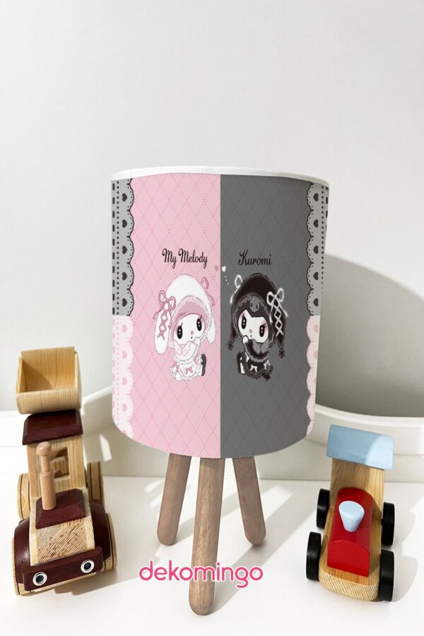 PEMBE GRİ ŞERİTLİ KUROMİ VE MELODY BEBEK VE ÇODUK ODASI ABAJUR